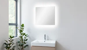 Modernes spiegelschrank mit led Beleuchtung über einem eleganten Waschbecken im Badezimmer.